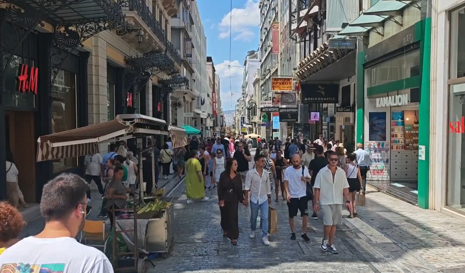 Εκπτώσεις και καλός καιρός «γέμισαν» την Ερμού