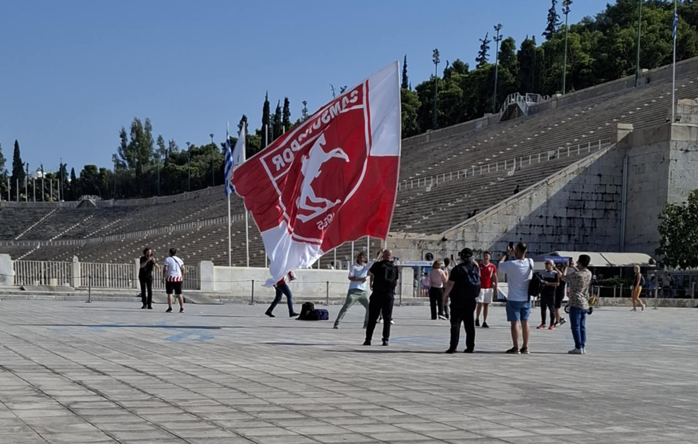 Ανεμίζουν σημαίες του Κεμάλ Ατατούρκ μπροστά στο Καλλιμάρμαρο οι οπαδοί της Σαμσουνσπόρ