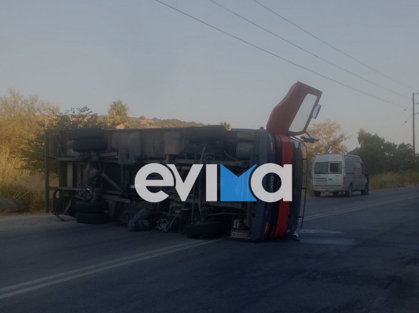 Σοβαρό τροχαίο στην Εύβοια: Φορτηγό αναποδογυρίστηκε μετά από σύγκρουση με αυτοκίνητο