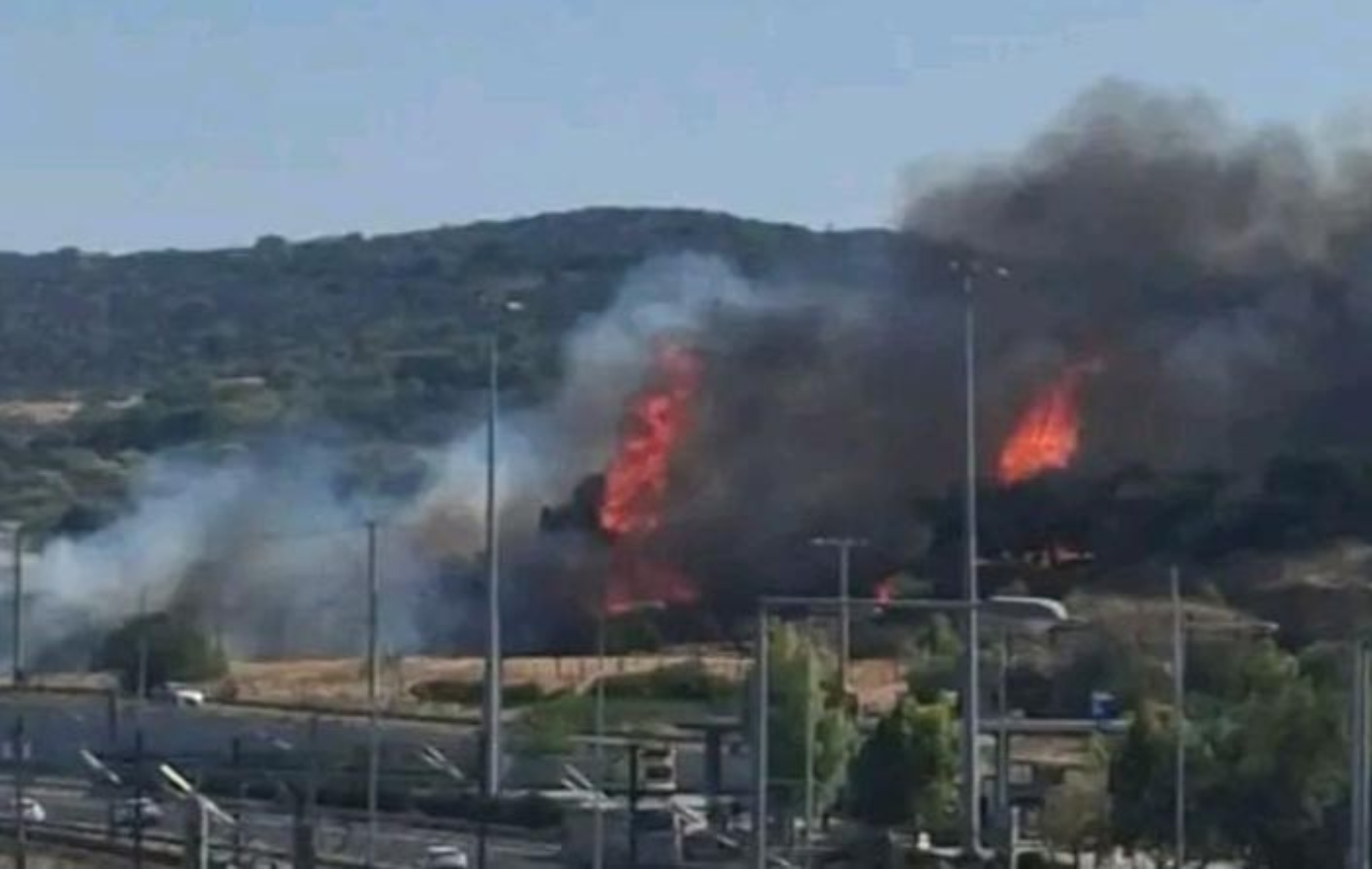 Φωτιά στην Παιανία κοντά στην Αττική Οδό &#8211; Μήνυμα από το 112 για ετοιμότητα, επιχειρούν εναέρια μέσα
