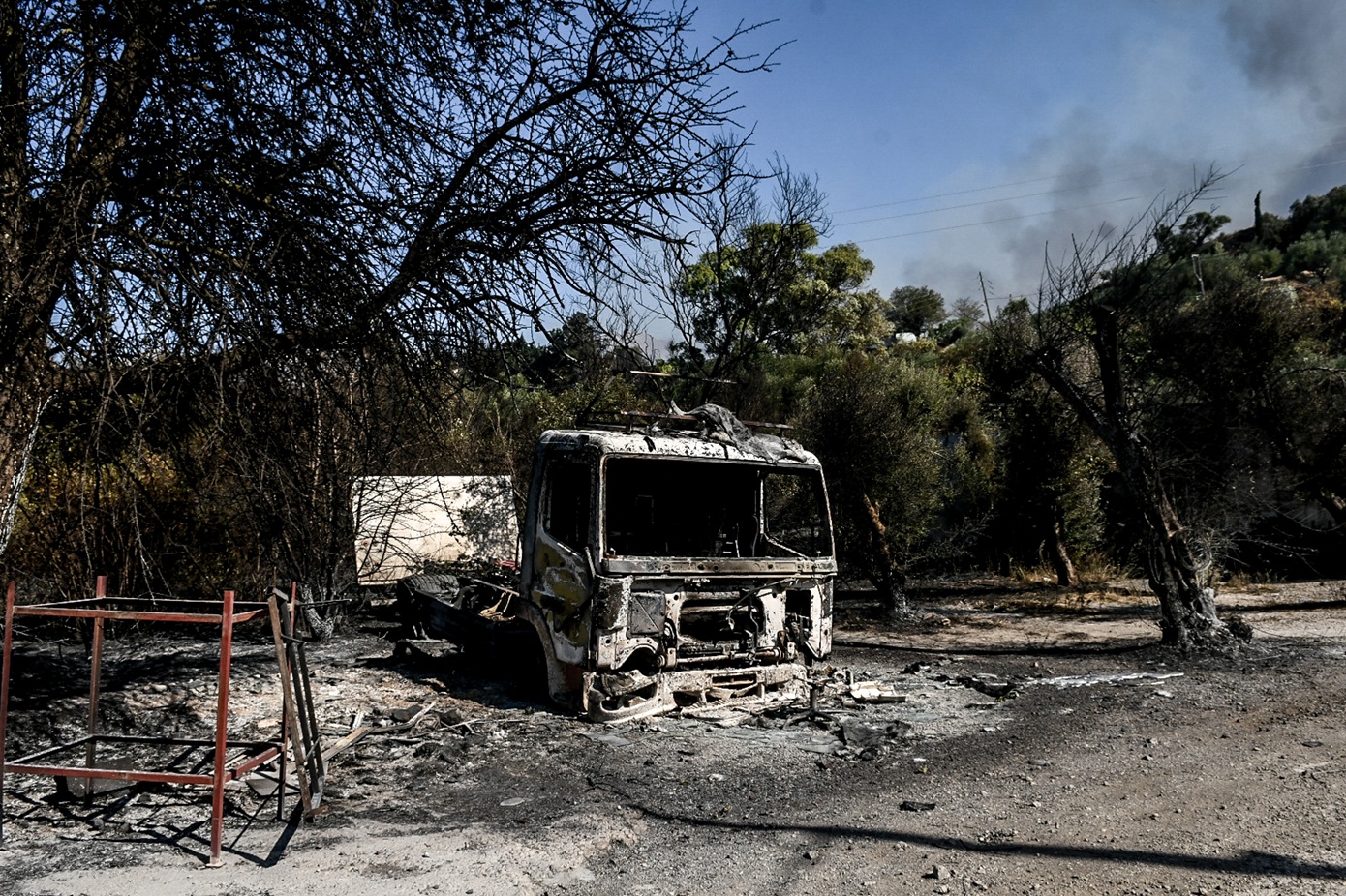 Μάχη με τις φλόγες σε Πάτρα και Χίο &#8211; Τιτάνιες οι προσπάθειες των πυροσβεστικών δυνάμεων για να προστατεύσουν περιουσίες