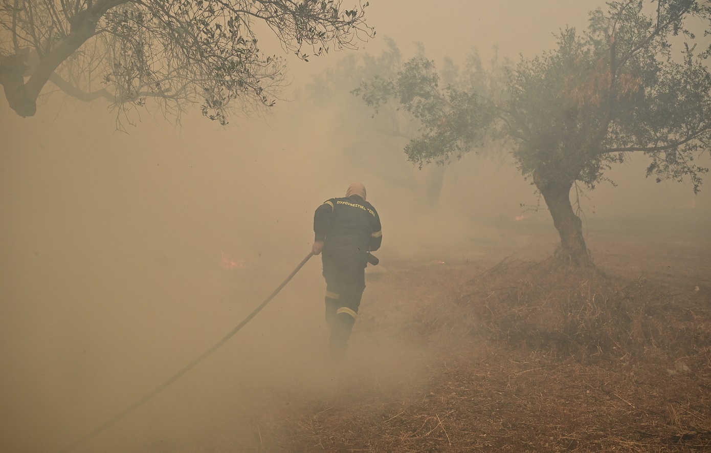Live: Μεγάλη φωτιά στην Κερατέα &#8211; Μπαράζ από μηνύματα του 112 για εκκενώσεις οικισμών, καίγονται σπίτια