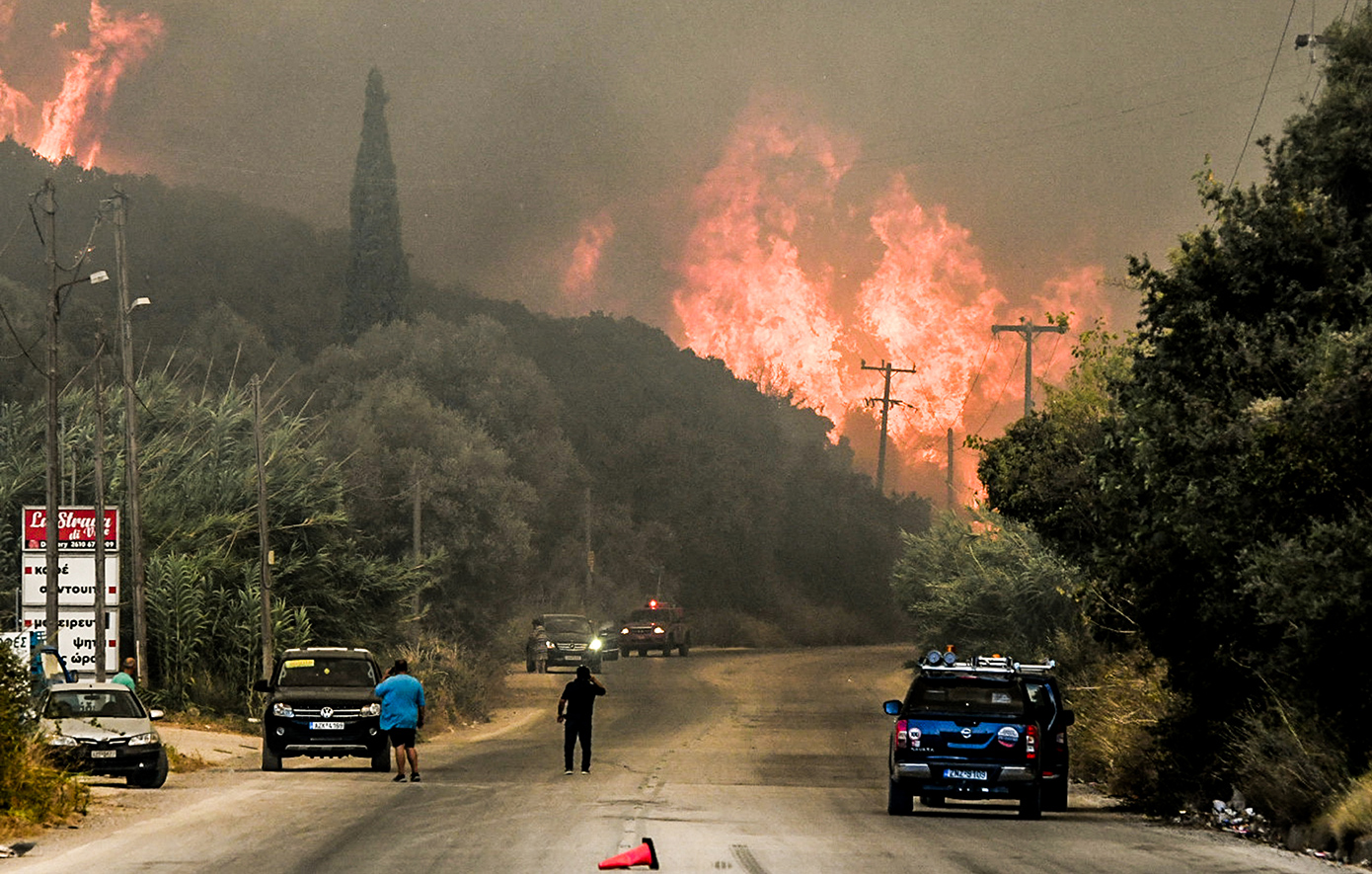 Μάχη με τις φλόγες σε πολλές περιοχές της χώρας &#8211; Μπαράζ εκκενώσεων σε Πρέβεζα και Χίο, καμένα σπίτια σε Ζάκυνθο και Αχαΐα, διακοπές κυκλοφορίας