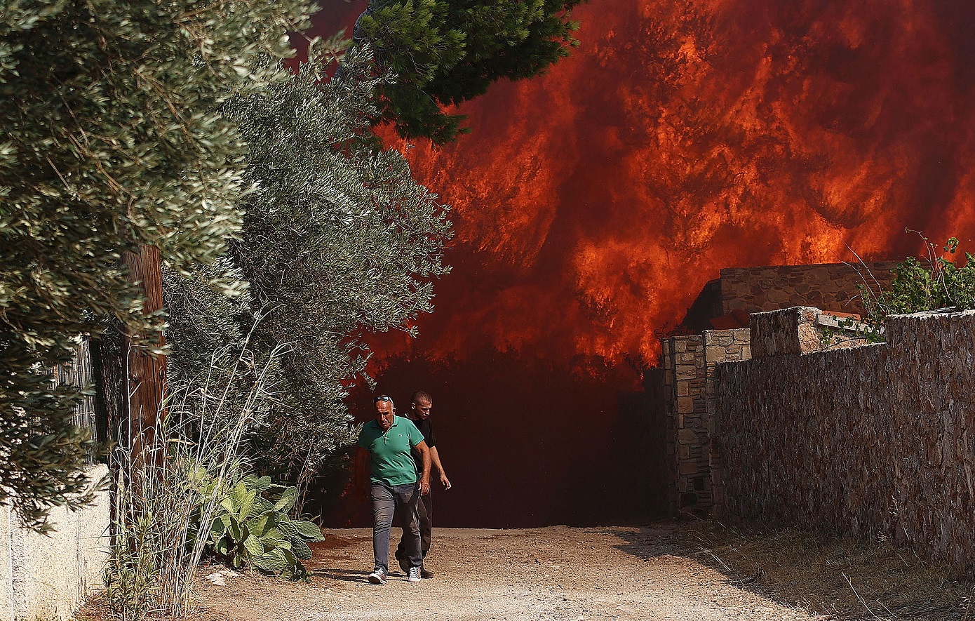 Live: Ένας νεκρός στη φωτιά στην Κερατέα &#8211; Κάηκαν σπίτια, εκκενώνεται και η Παλαιά Φώκαια