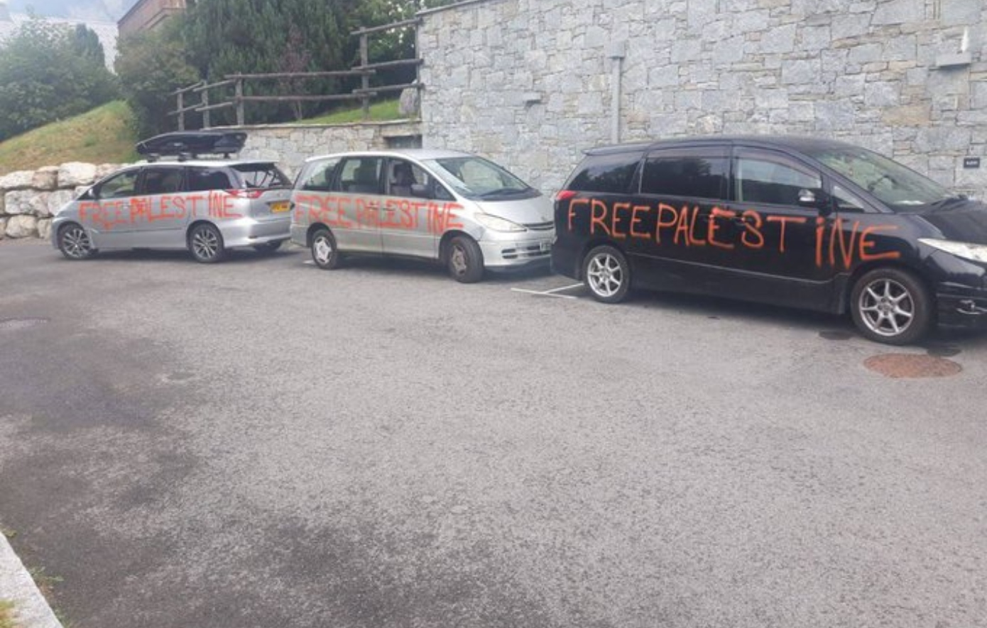 Έρευνα στη Γαλλία για αυτοκόλλητα με το σύνθημα «Free Palestine» σε οχήματα Εβραίων τουριστών