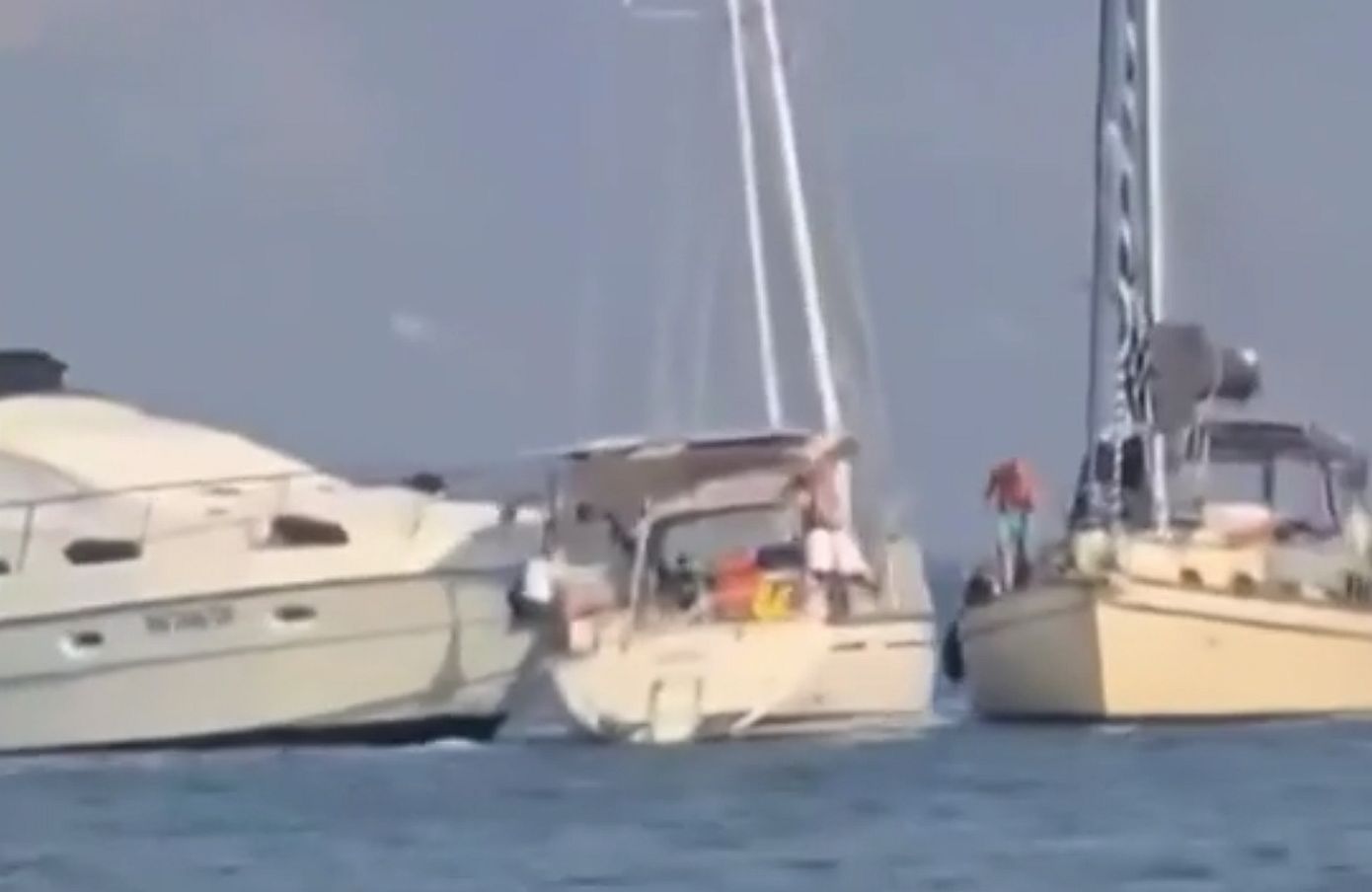 Ένα γιοτ πήρε σβάρνα δύο ιστιοφόρα στην Κέρκυρα &#8211; Δείτε καρέ-καρέ την πρόσκρουση στην Ερείκουσα