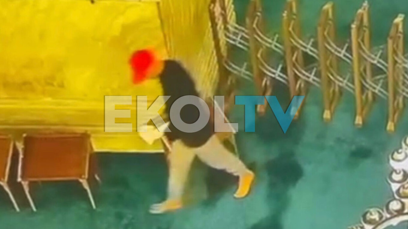Άνδρας προσπάθησε να βάλει φωτιά στην Αγιά Σοφιά &#8211; Δείτε το βίντεο ντοκουμέντο