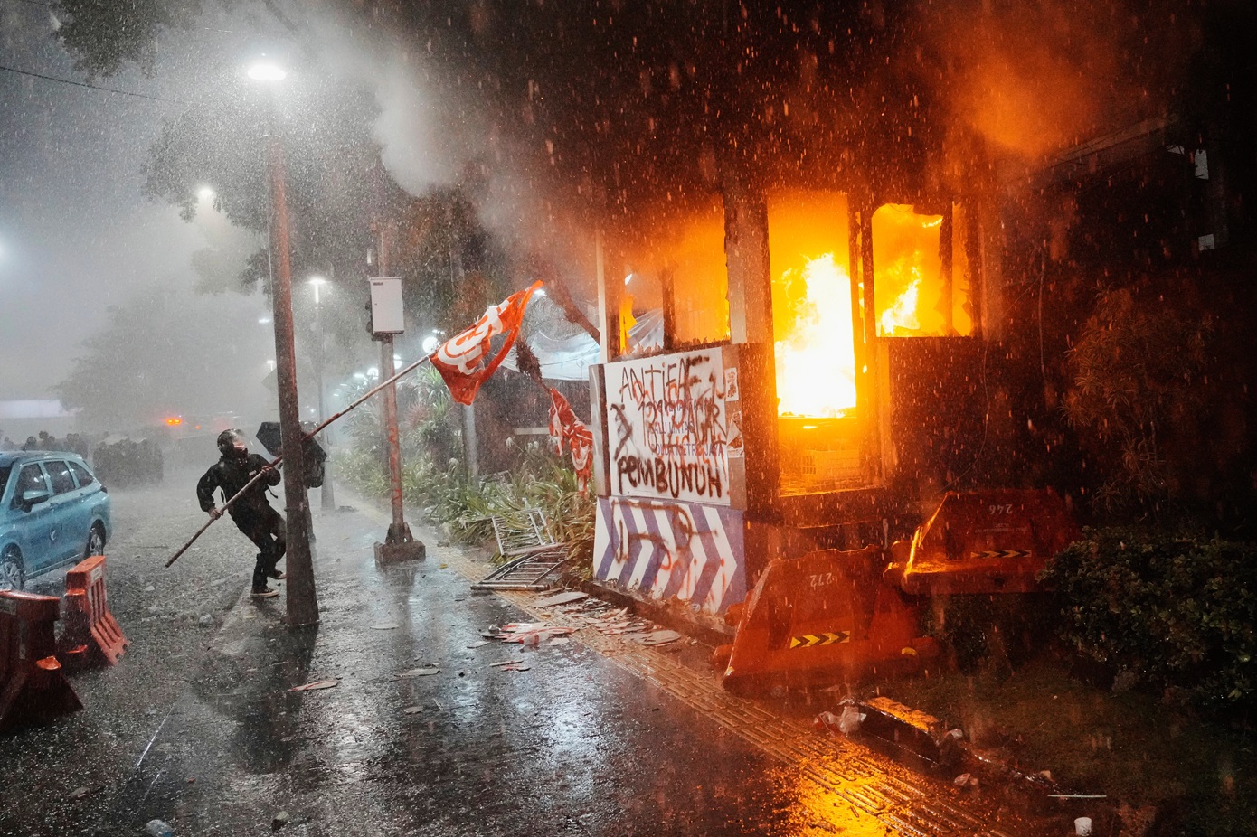 Διαδηλωτές πυρπόλησαν κυβερνητικό κτήριοστην Ινδονησία– Τρεις νεκροί