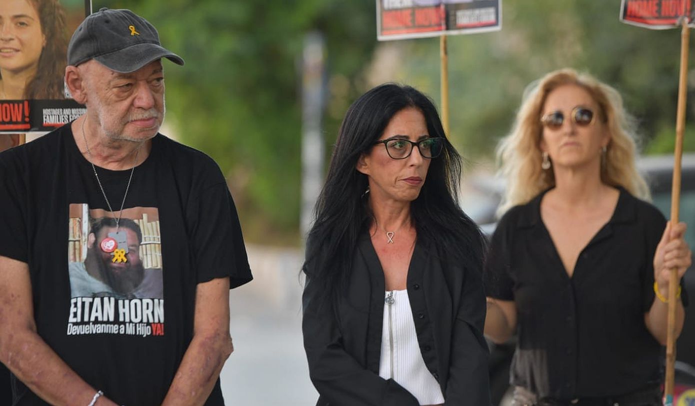 «Αν ο γιος μου γυρίσει σε σάκο, θα μηνύσω τον Νετανιάχου για φόνο εκ προμελέτης», λέει μητέρα ομήρου της Χαμάς