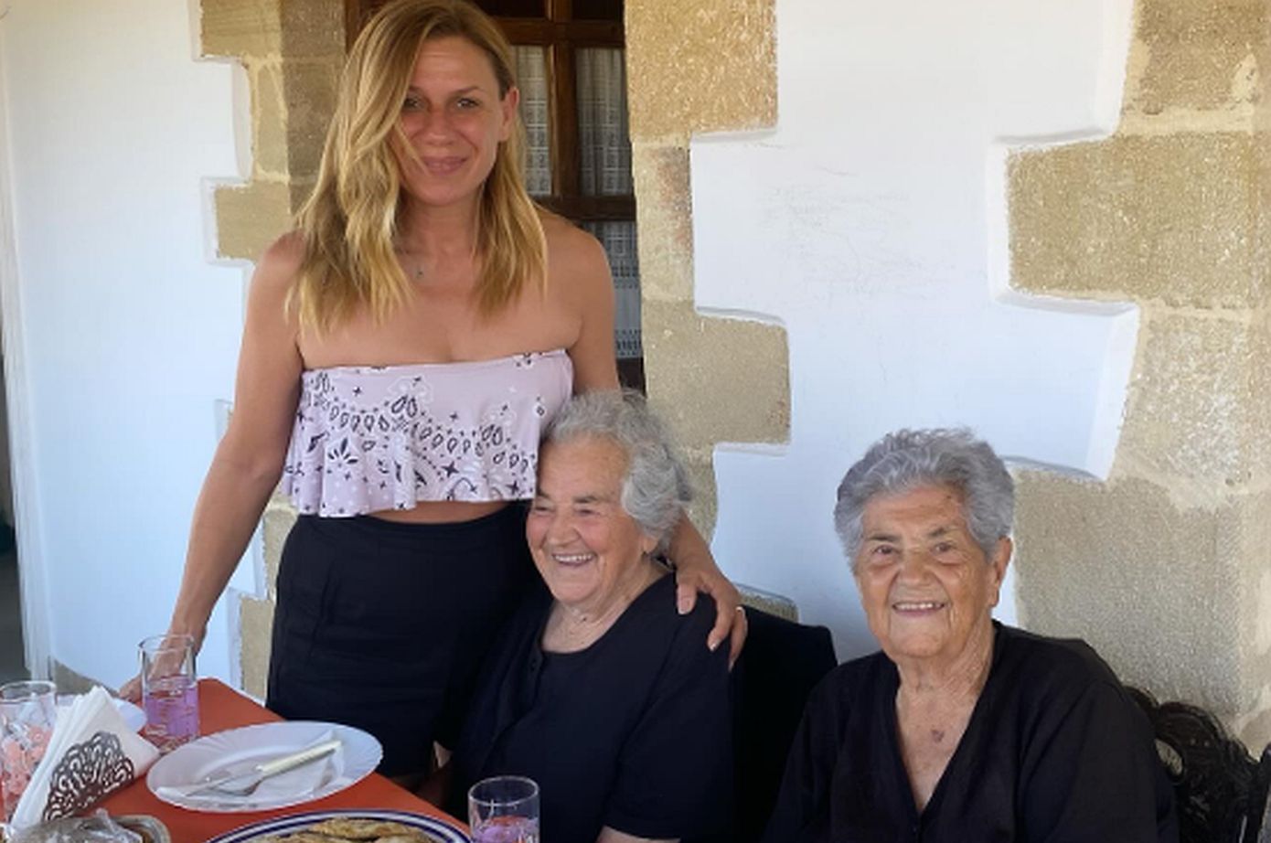 Κατερίνα Καραβάτου: «Η θεία μου η Ελένη είναι 91 ετών και η θεία μου η Μαρίκα, 90 είναι σαν να είναι πια και οι δύο, η μαμά μου»
