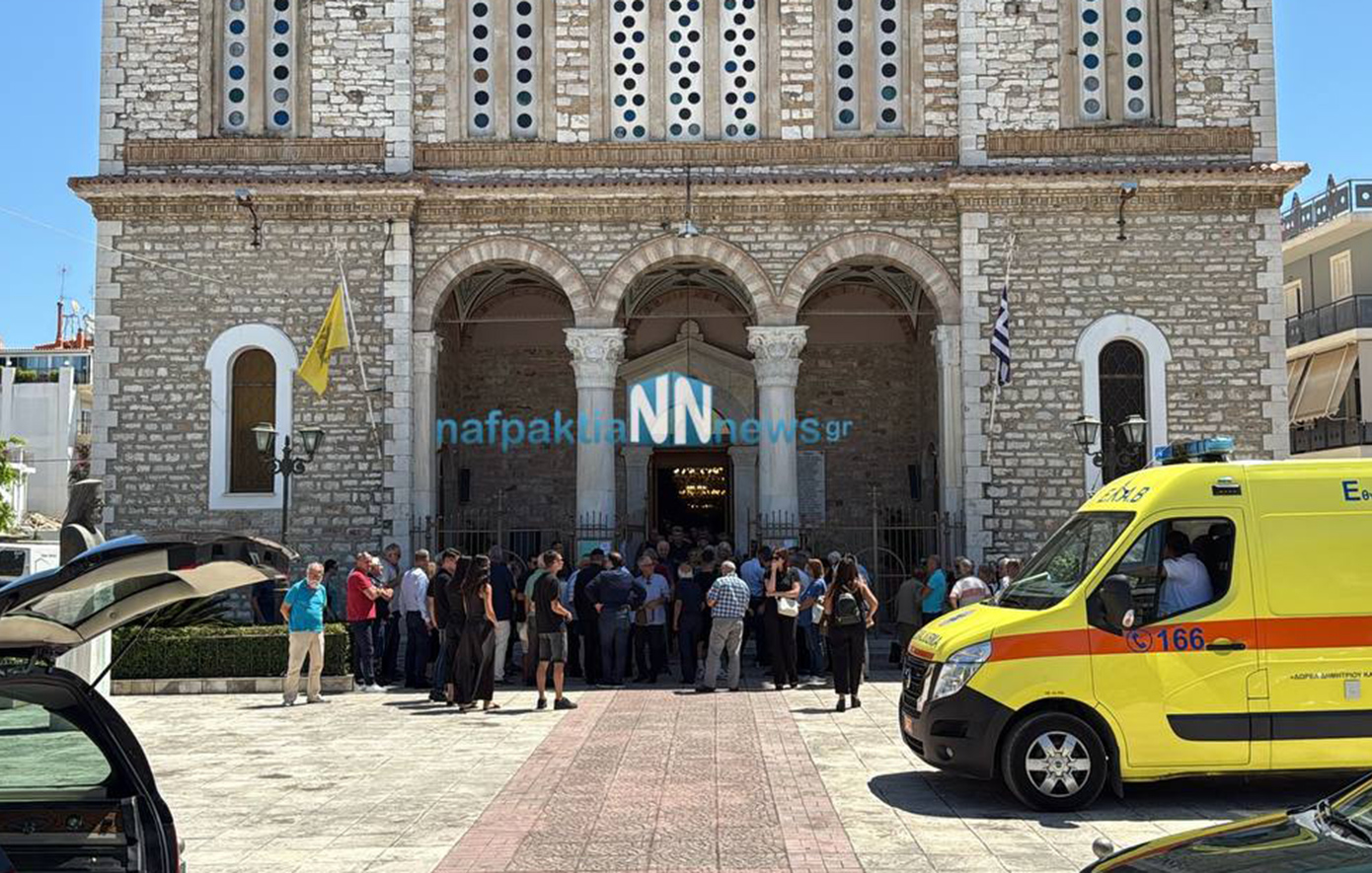 Συγκίνηση στην κηδεία της Αθηνάς Παπαχρήστου – Ήχησε η σειρήνα του ασθενοφόρου που δώρισε στο ΕΚΑΒ