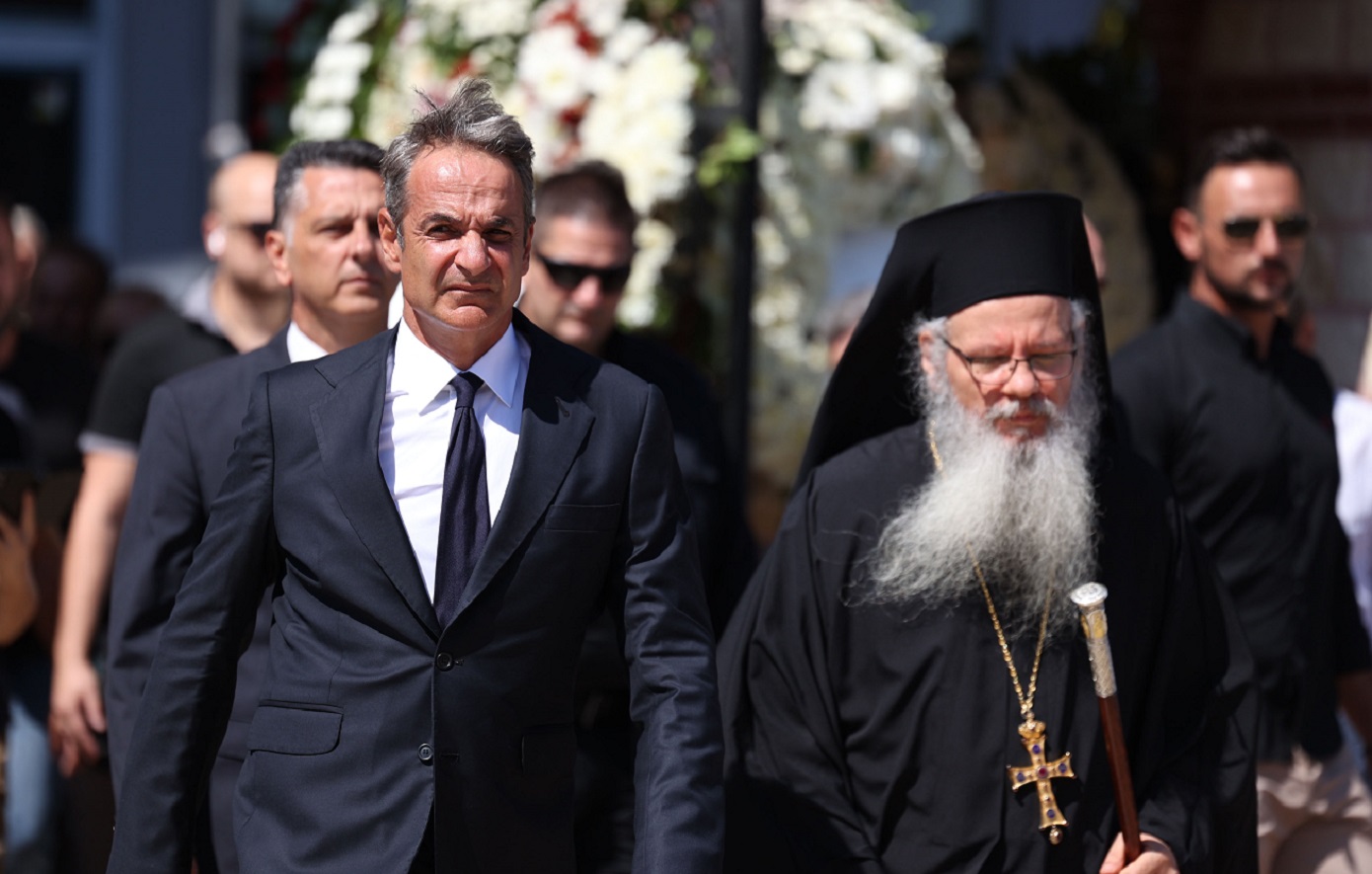 Πλήθος κόσμου στο «τελευταίο αντίο» στον Απόστολο Βεσυρόπουλο: Παρών ο Κυριάκος Μητσοτάκης, τυλιγμένο με τη γαλανόλευκη το φέρετρο