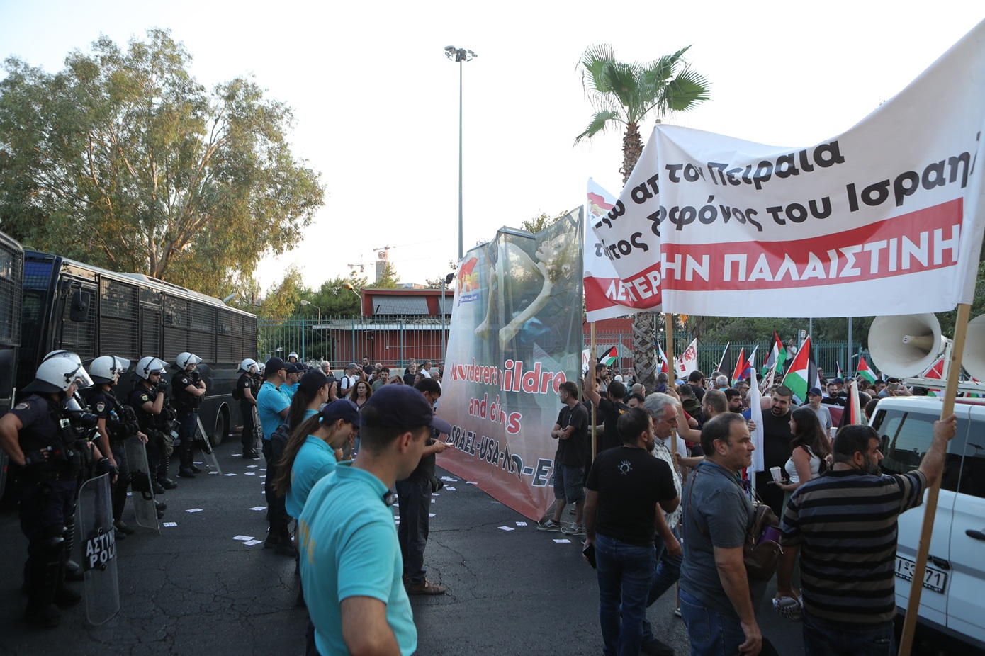 Συγκέντρωση διαμαρτυρίας στο λιμάνι του Πειραιά για κρουαζιερόπλοιο με Ισραηλινούς τουρίστες