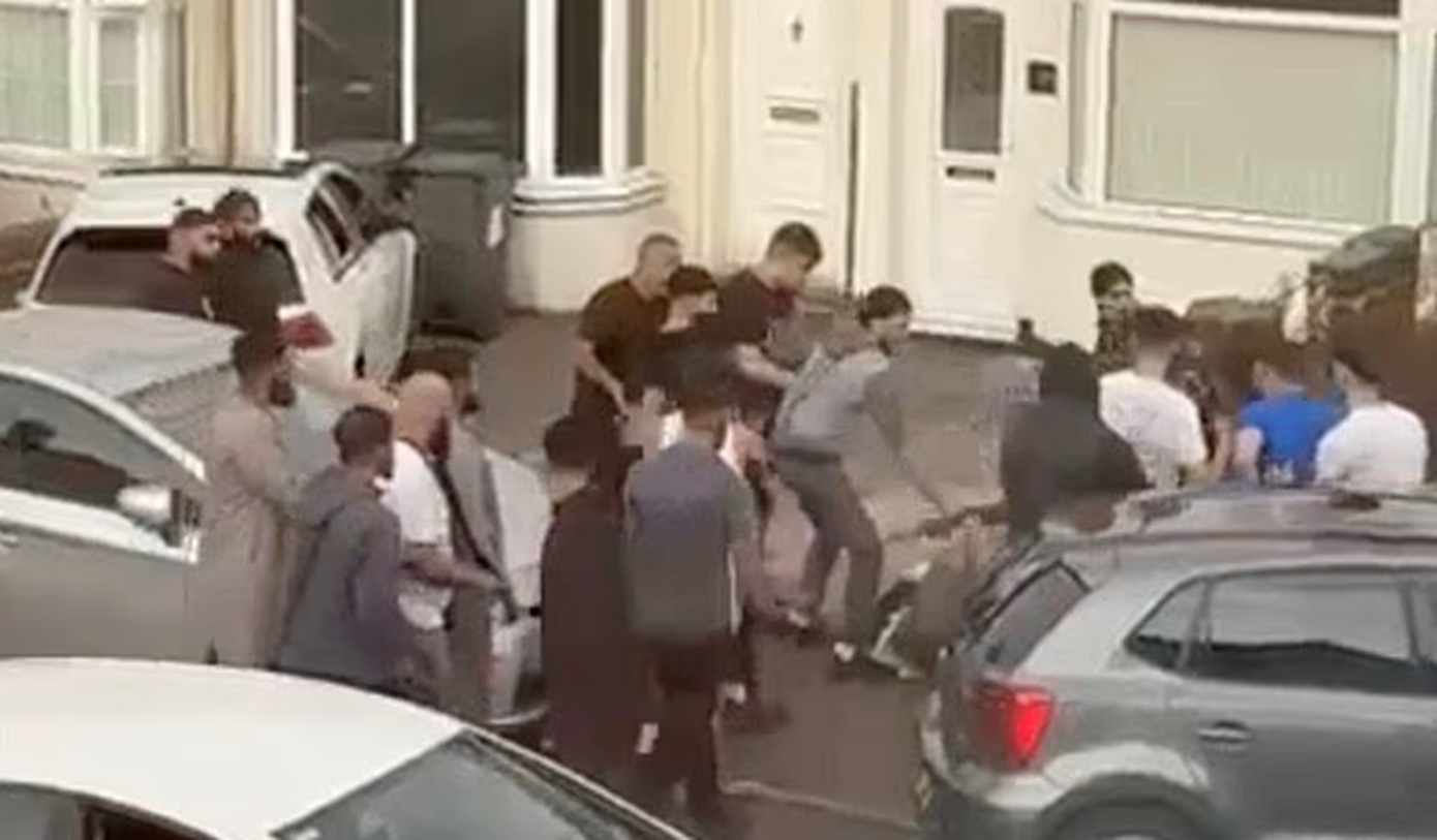 Τρομακτική στιγμή: Άνδρας έβγαλε ματσέτα κατά τη διάρκεια συμπλοκής 20 ατόμων σε κατοικημένη περιοχή στο Μπέρμιγχαμ