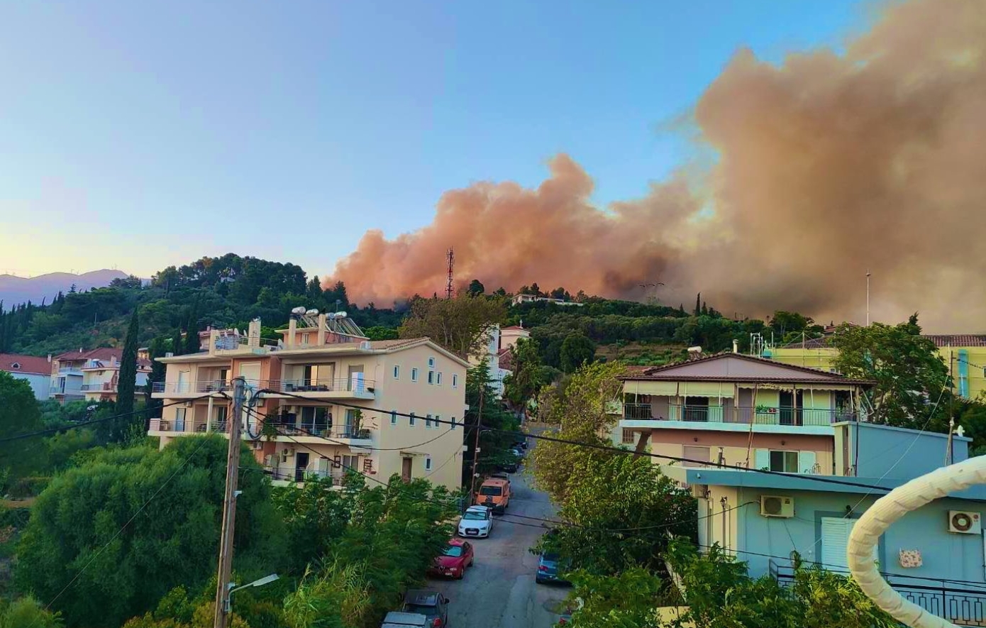 Σε πύρινο κλοιό η χώρα: Κοντά στην Πάτρα η φωτιά στην Αχαΐα &#8211; Μπαράζ μηνυμάτων 112 σε Πρέβεζα και Χίο