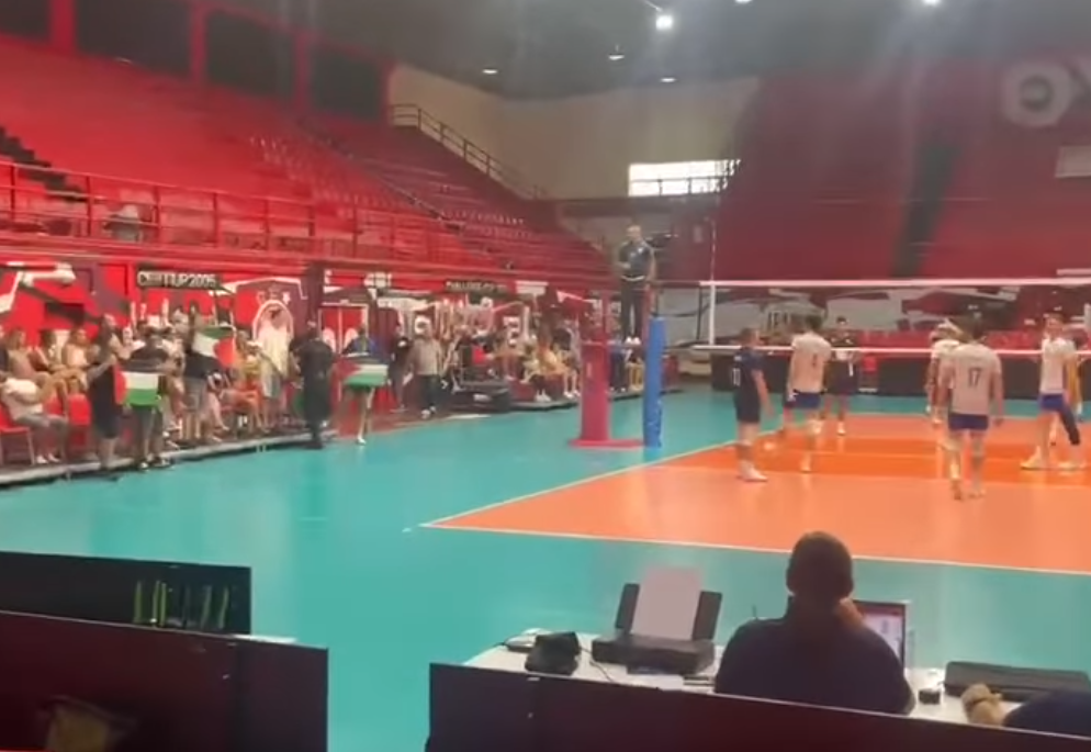 Ένταση στον αγώνα της Εθνικής ομάδας βόλεϊ με το Ισραήλ: Προσαγωγές μελών του March to Gaza Greece