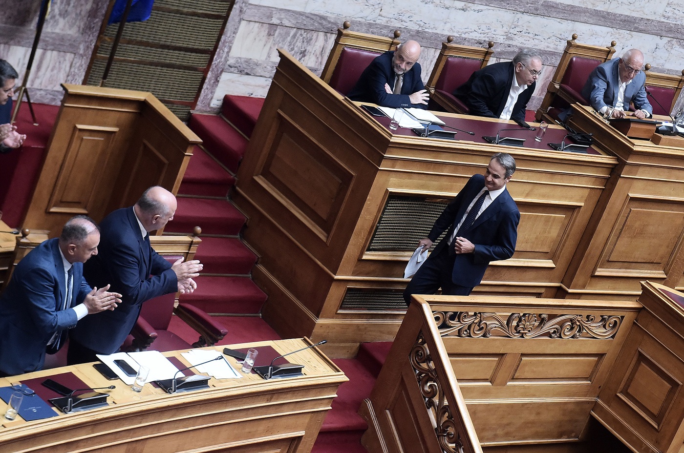 Η κυβερνητική στρατηγική των επόμενων μηνών: Οι παροχές της ΔΕΘ, ο αντίπαλος στη Βουλή, ο Σαμαράς και ο Καραμανλής
