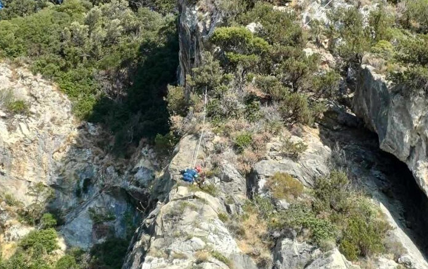 Κέρκυρα: Σώος απεγκλωβίστηκε ο τουρίστας που είχε εγκλωβιστεί σε δύσβατο σημείο στην Παλαιοκαστρίτσα