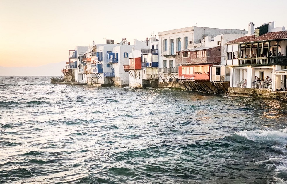 Από την Αθήνα στη Μύκονο: Πώς να σχεδιάσετε την τέλεια απόδραση στο απόλυτο νησί για πάρτι στην Ελλάδα