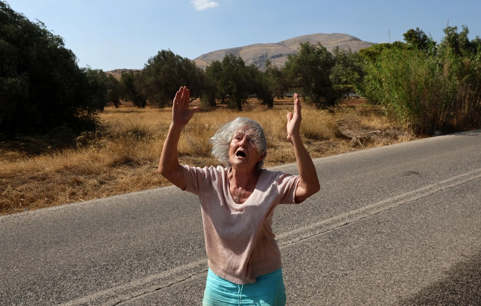 «Δεν θα την αφήσει ο αέρας να σβήσει» &#8211; Η μαρτυρία της κυρίας Σταματίνας για τη δύσκολη φωτιά στην Κερατέα
