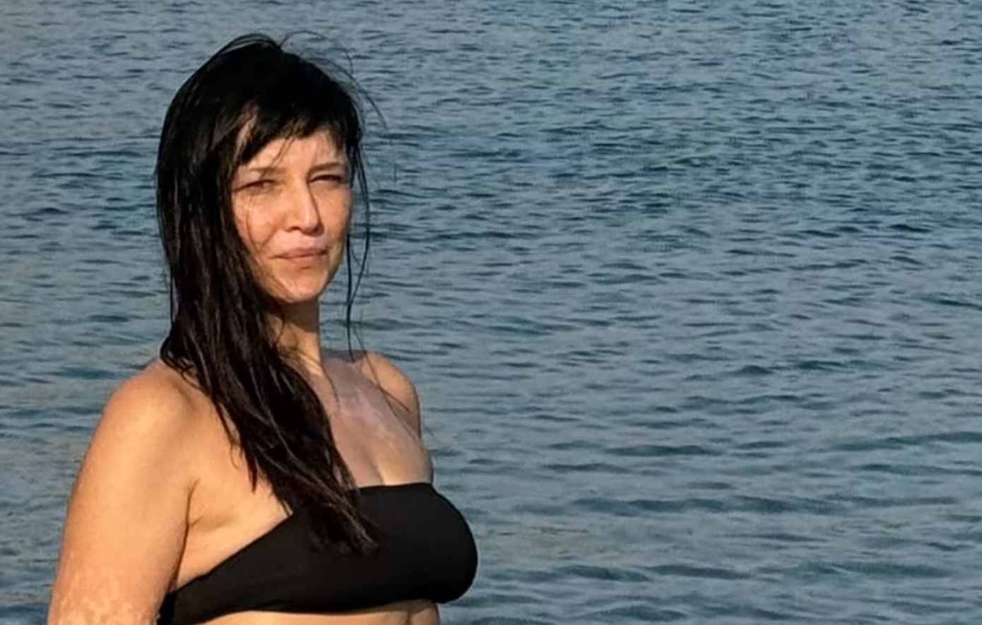 «Χωρίς ρετούς»: Η Νέγκα φωτογραφίζεται με μπικίνι και αυτοσαρκάζεται ως «αγγούρι» της τηλεόρασης