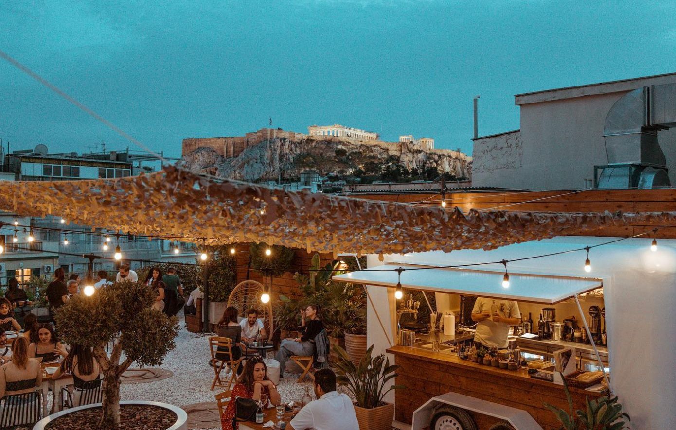 Καλοκαιρινές ταράτσες στην Αθήνα: Cocktails, θέα και urban vibes