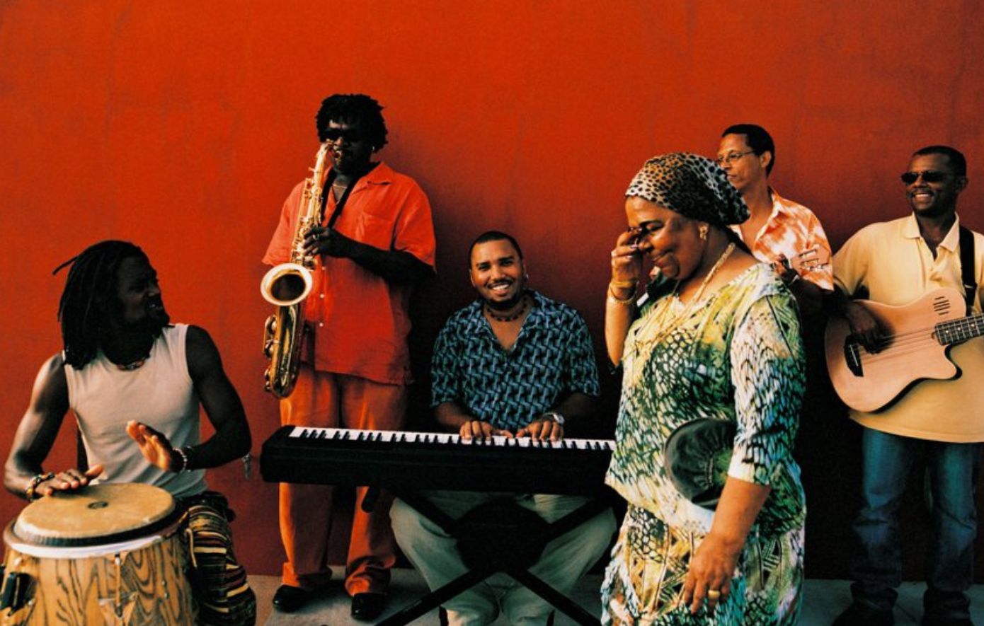 Η Cesaria Evora Orchestra στην Αθήνα – Μια βραδιά αφιερωμένη στην «ξυπόλυτη ντίβα» του Cabo Verde