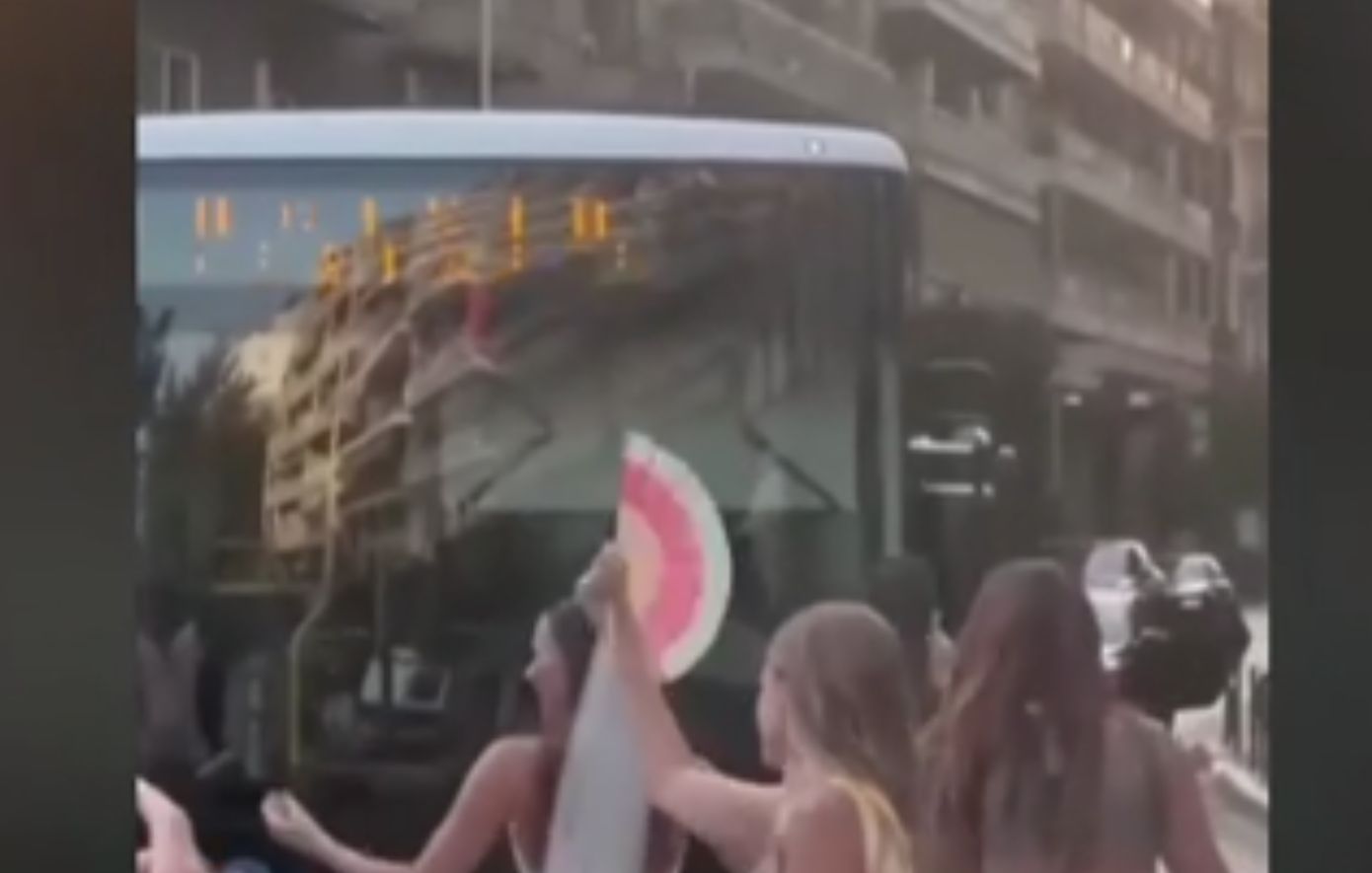 Νύφη σταμάτησε λεωφορείο του ΟΑΣΘ για να χορέψει στη μέση του δρόμου &#8211; Δείτε το βίντεο