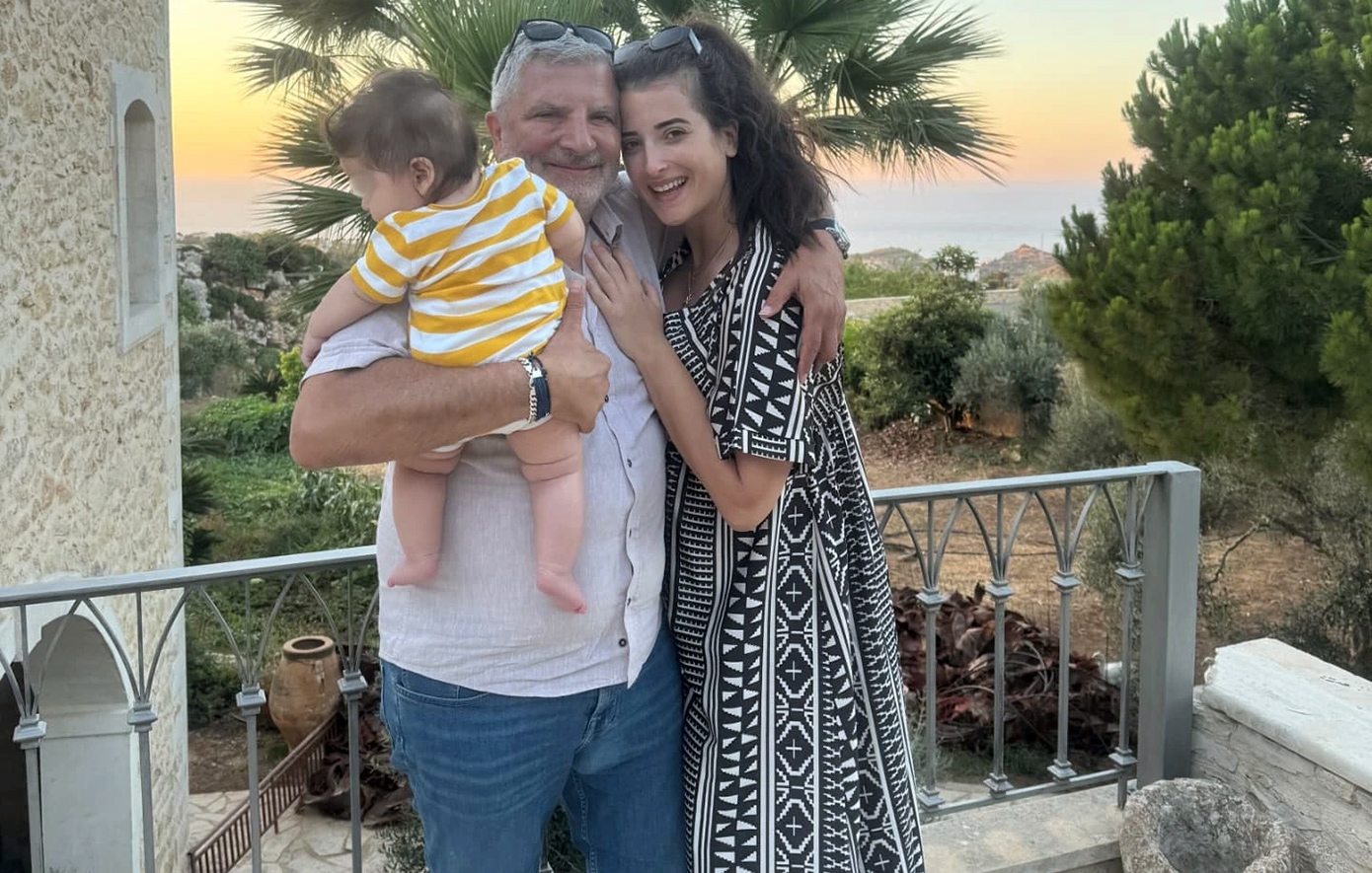 «Είναι λεκτική βία, δεν είναι πλάκα όταν πληγώνεις» &#8211; O Πατούλης απαντά σε όσους τον σχολιάζουν για τη διαφορά ηλικίας με τη σύζυγό του
