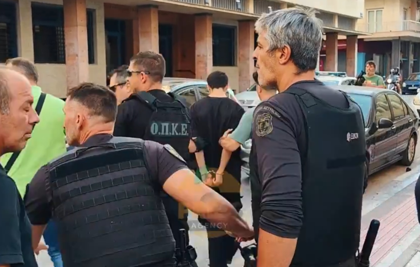 «Κάψατε όλη την Πάτρα»: Οργισμένο πλήθος προπηλάκισε έξω από τα δικαστήρια τους δύο συλληφθέντες για εμπρησμό