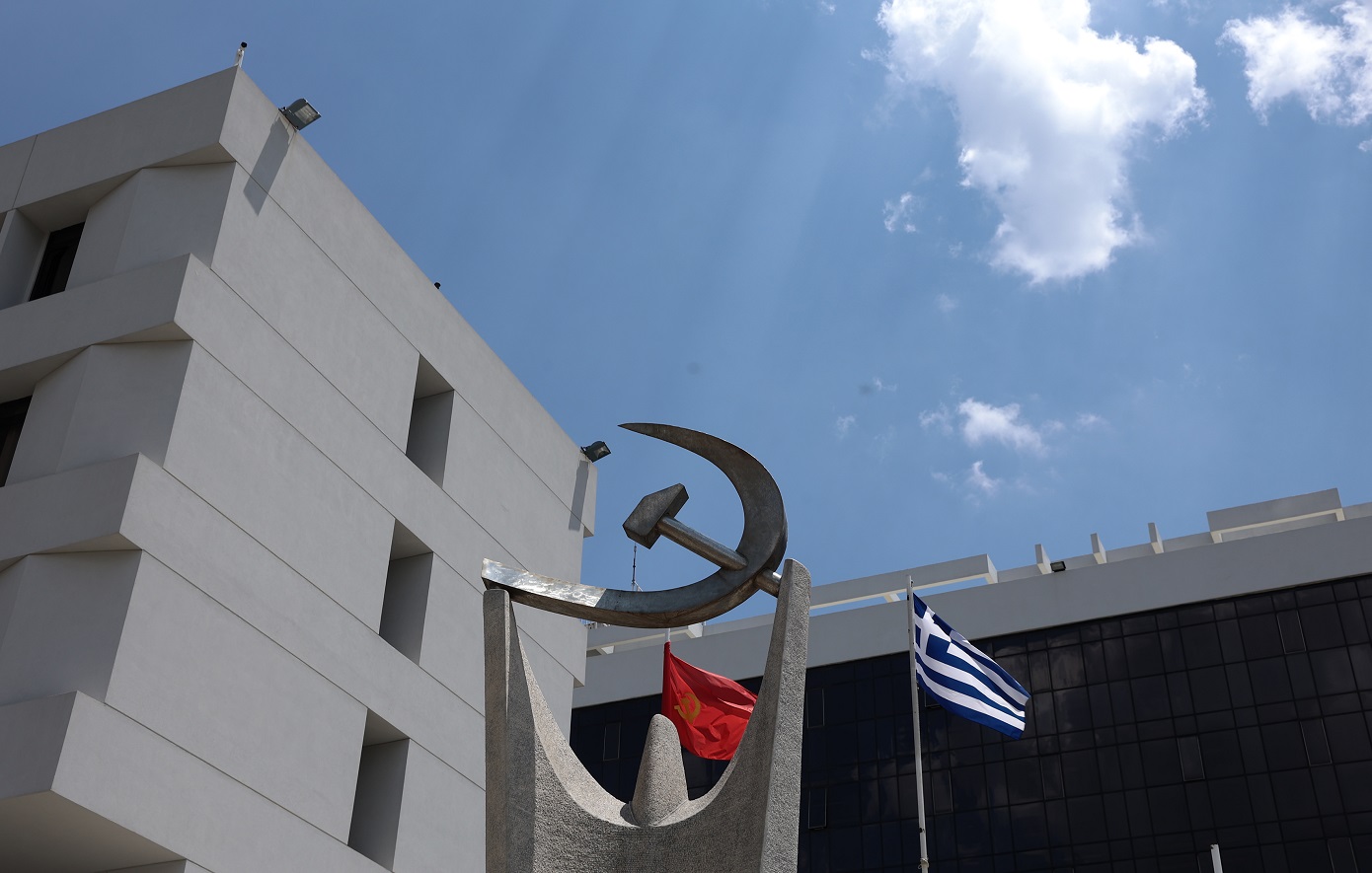 ΚΚΕ: Τα δύο στρατόπεδα που υποτίθεται ότι τα χώριζε «χάσμα αξιών», κάθονται σήμερα στα ίδια τραπέζια