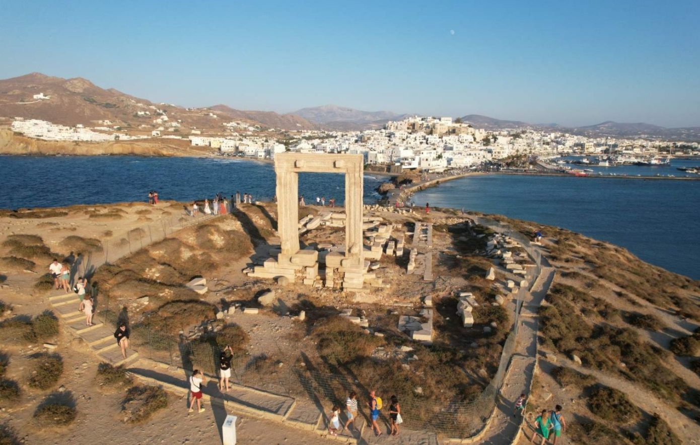 Προσωρινή περίφραξη στην Πορτάρα Νάξου μετά το περιστατικό με τον τουρίστα που σήκωσε αρχαίο μάρμαρο