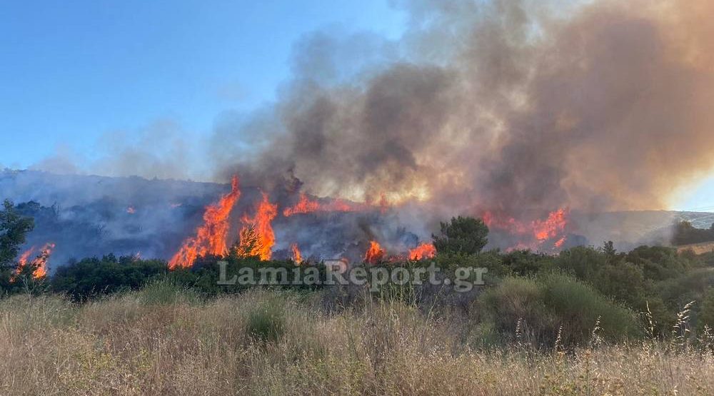 Συναγερμός για πυρκαγιά σε παραλιακή περιοχή στα Καμμένα Βούρλα