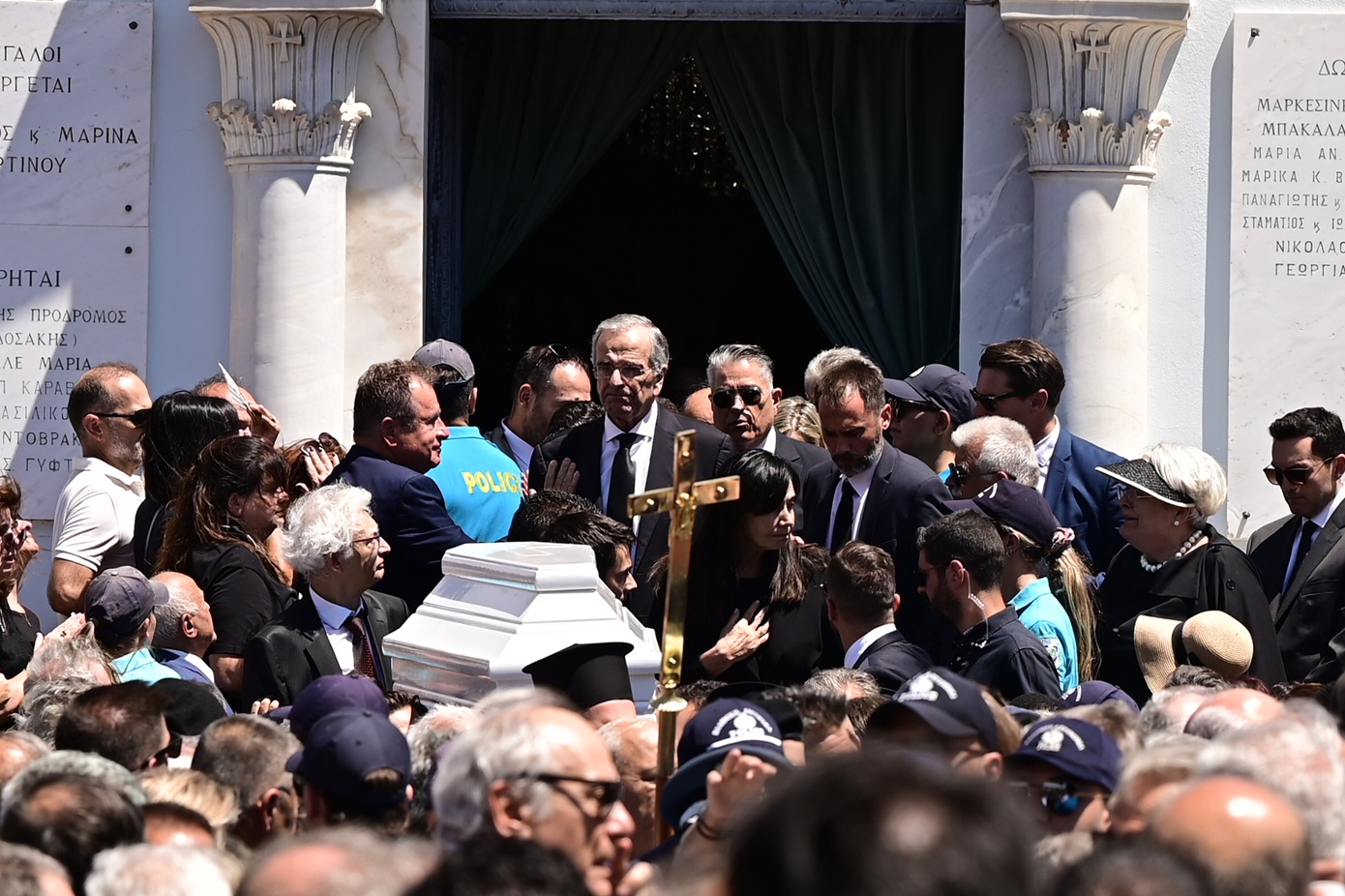 Αυτή την ώρα το τελευταίο αντίο στη Λένα Σαμαρά &#8211; Βουβός θρήνος στο Α&#8217; Νεκροταφείο