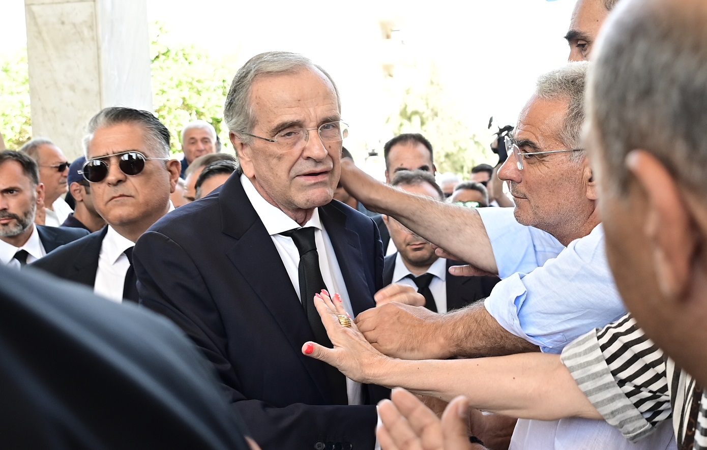 «Τι να πει μια μάνα που δεν θα ξαναγκαλιάσει το σπλάχνο της;» &#8211; Συγκλόνισε ο Αντώνης Σαμαράς στο τελευταίο αντίο στην κόρη του