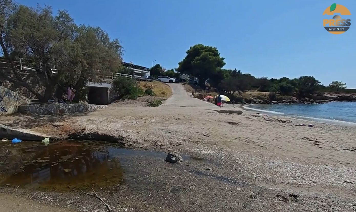 «Βρωμιά απερίγραπτη, δεν μπορείς να αναπνεύσεις» &#8211; Κραυγή αγωνίας για τις ακαθαρσίες στην κεντρική πλαζ της Σαρωνίδας