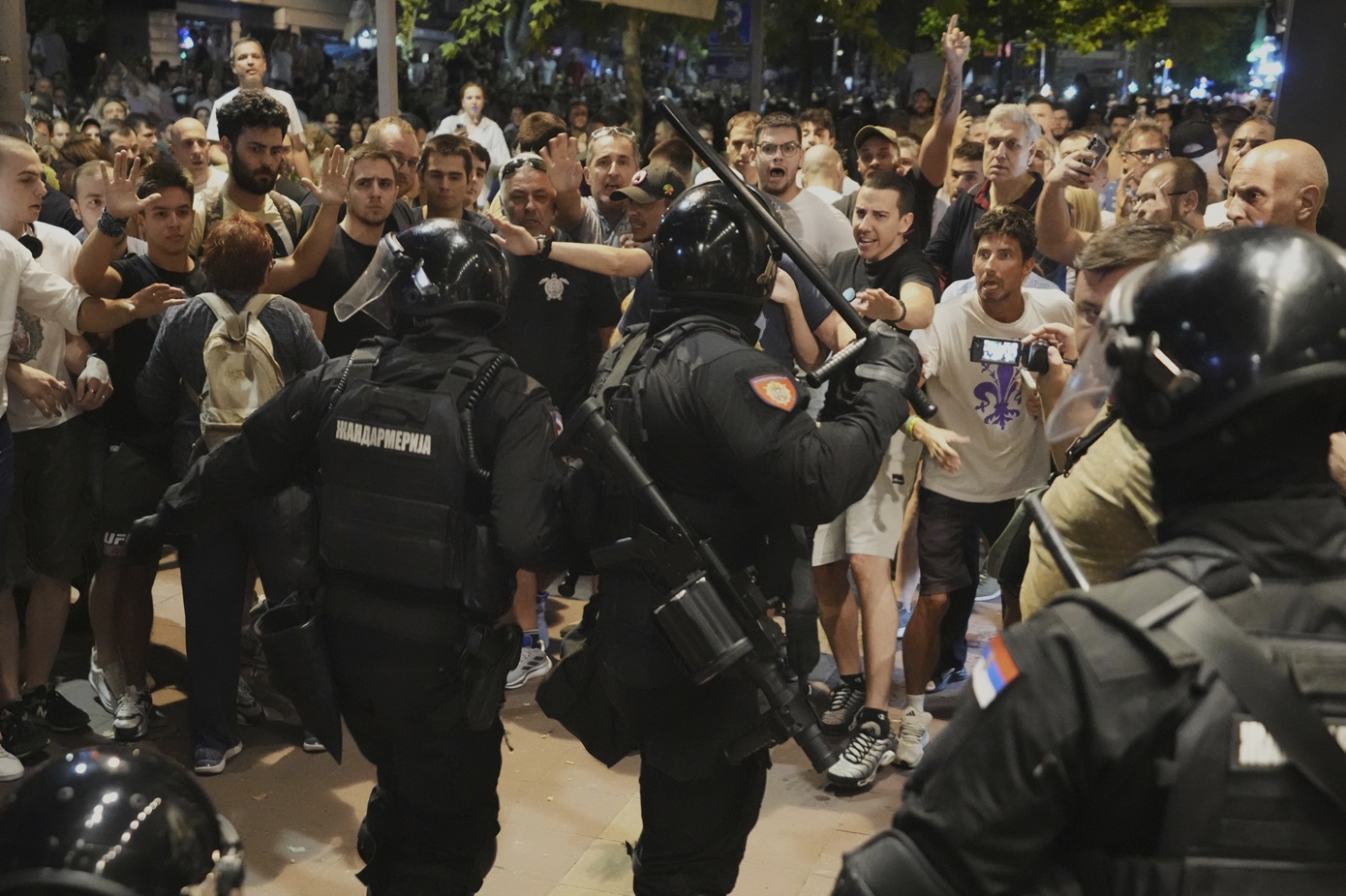 Νέο κύμα διαδηλώσεων στη Σερβία με επεισόδια και συγκρούσεις &#8211; Χιλιάδες άνθρωποι στους δρόμους