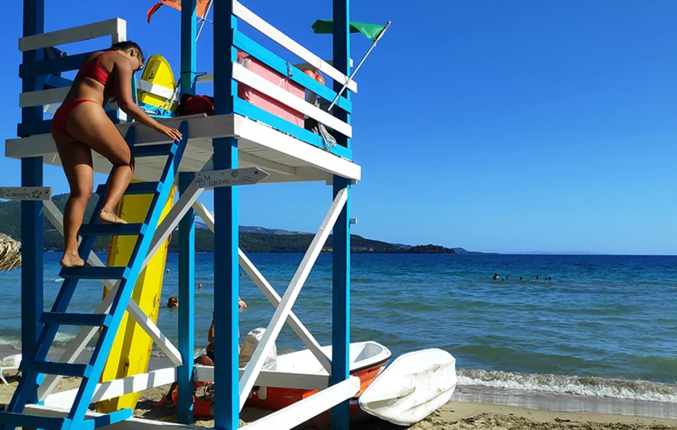 Διάσωση δίχρονης από ναυαγοσώστριες σε παραλία της Αλεξανδρούπολης