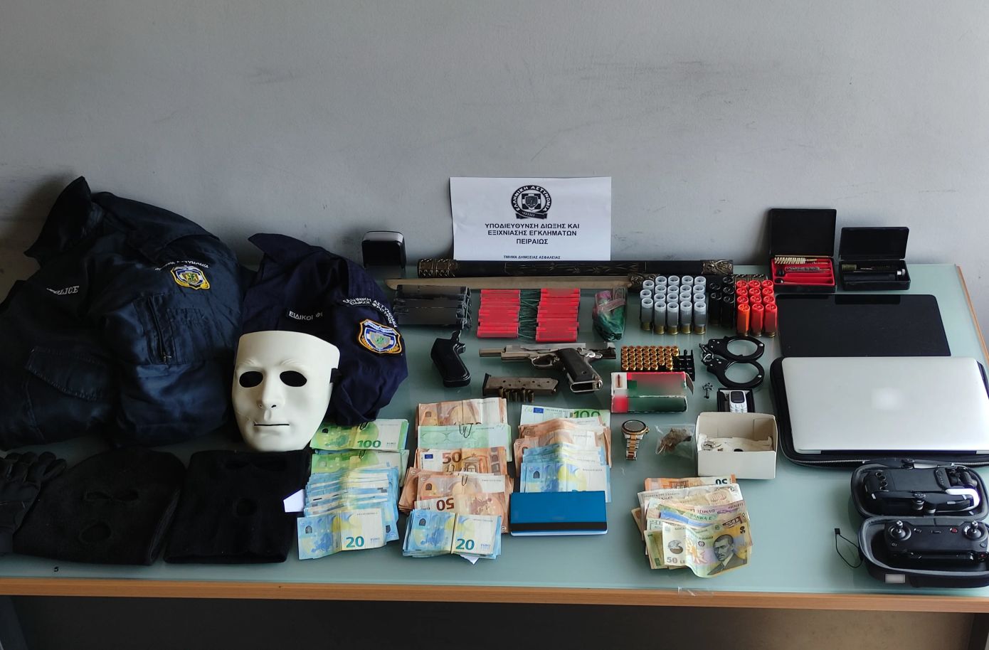Ρούχα με διακριτικά της ΕΛ.ΑΣ., όπλα, κροτίδες, ναρκωτικά και 8.360 ευρώ στο σπίτι 38χρονου στον Ταύρο
