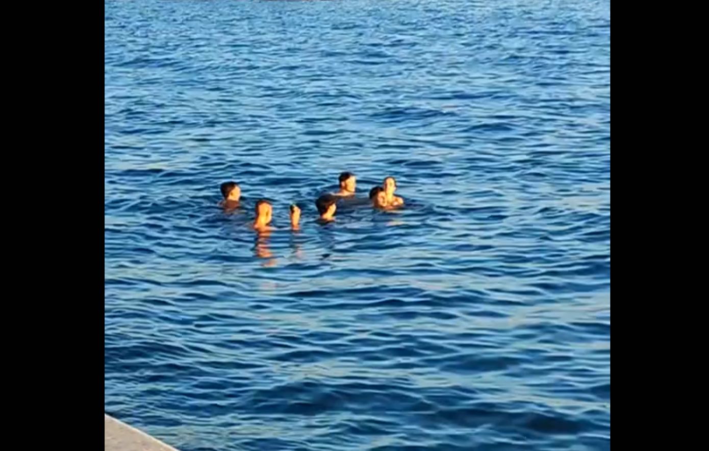 Νεαροί βούτηξαν στον Θερμαϊκό αφήνοντας άφωνους τους περαστικούς &#8211; Δείτε το βίντεο