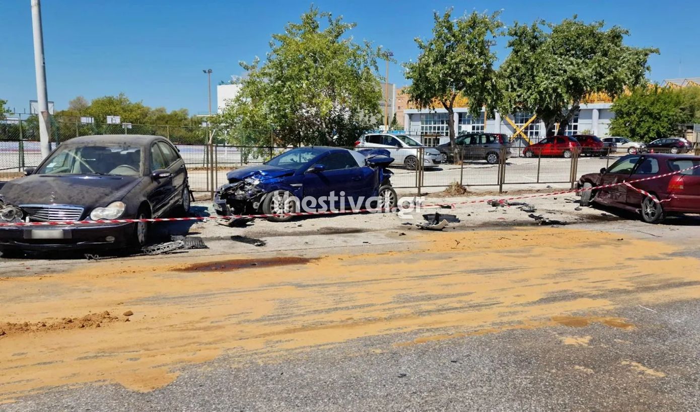 Τρελή πορεία αυτοκινήτου στη Θεσσαλονίκη: Έπεσε πάνω σε τέσσερα σταθμευμένα Ι.Χ., συνελήφθη ο οδηγός