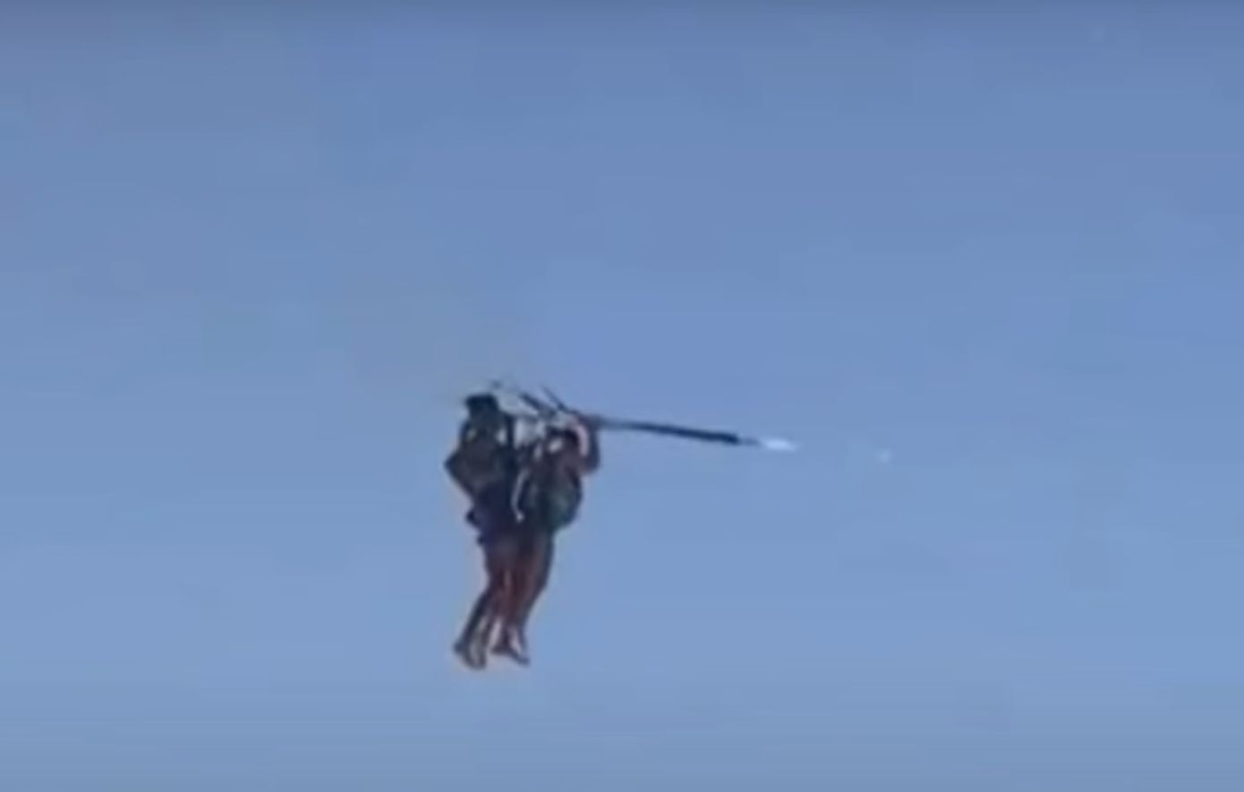 «Ένιωσα βιασμένη και βρώμικη»: 52χρονη Βρετανίδα καταγγέλλει σεξουαλική επίθεση σε πτήση με θαλάσσιο αλεξίπτωτο στην Τυνησία