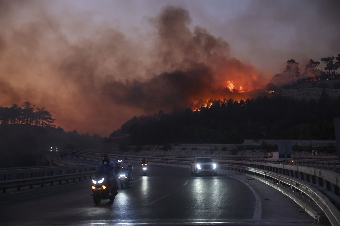 Μαζική εκκένωση στην Τσανάκαλε της Τουρκίας λόγω της μεγάλης πυρκαγιάς – Κάηκαν σπίτια και αυτοκίνητα