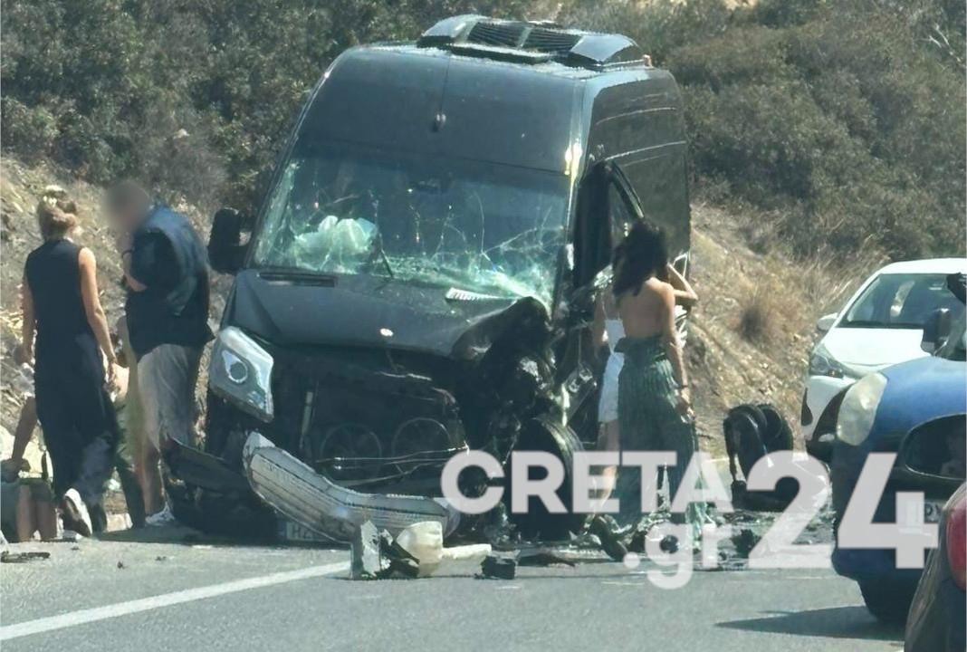 Σφοδρή σύγκρουση δύο μίνι βαν στην Αγία Πελαγία – Εγκλωβίστηκε ένα άτομο