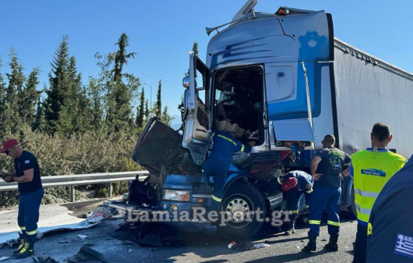 Τροχαίο με νταλίκες έκλεισε την Εθνική Οδό έξω από τη Λαμία &#8211; Γέμισε ο δρόμος με αλεύρι