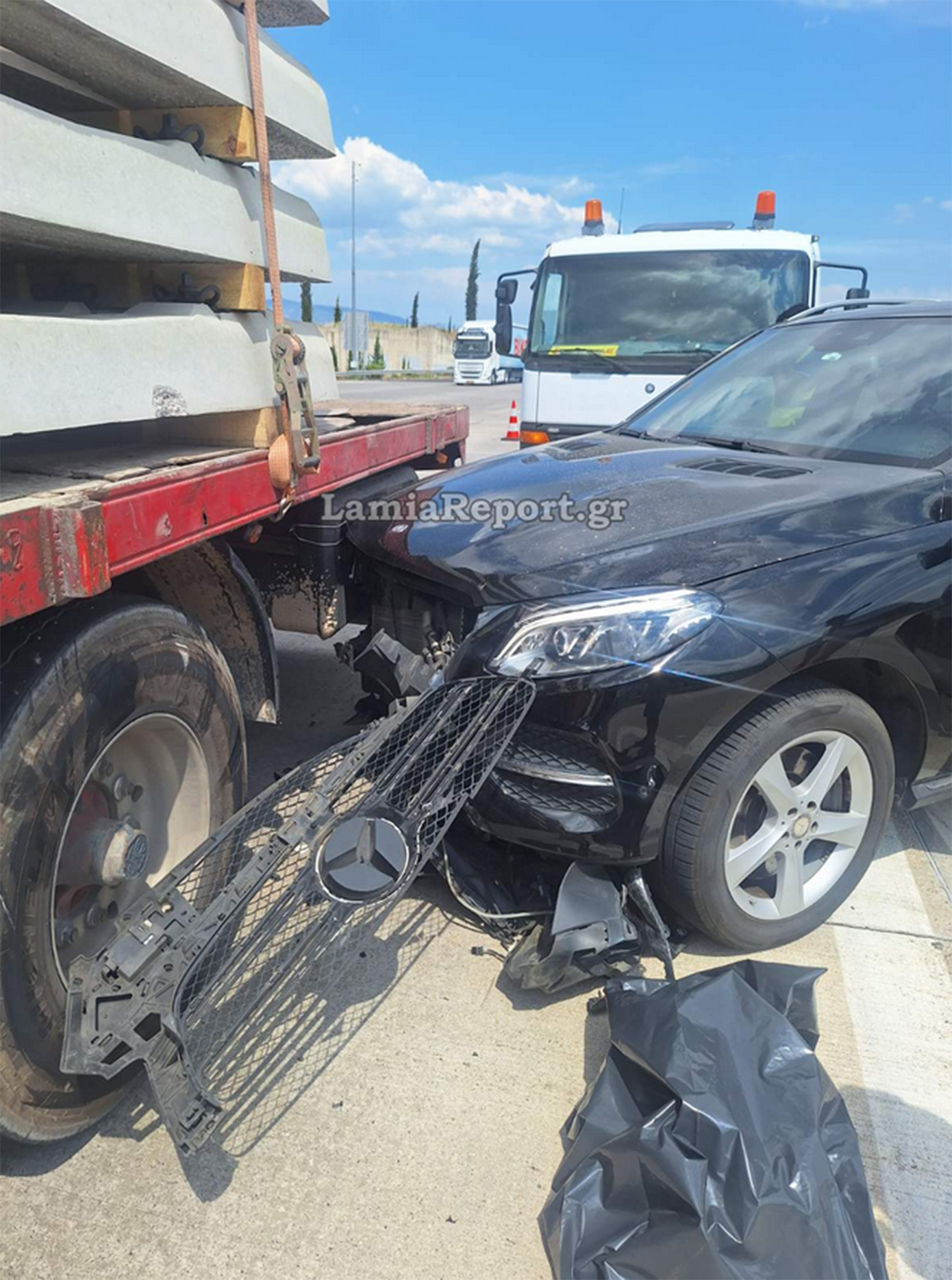 Σύγκρουση ΙΧ με νταλίκα στα διόδια της Τραγάνας – Δείτε εικόνες από το τροχαίο