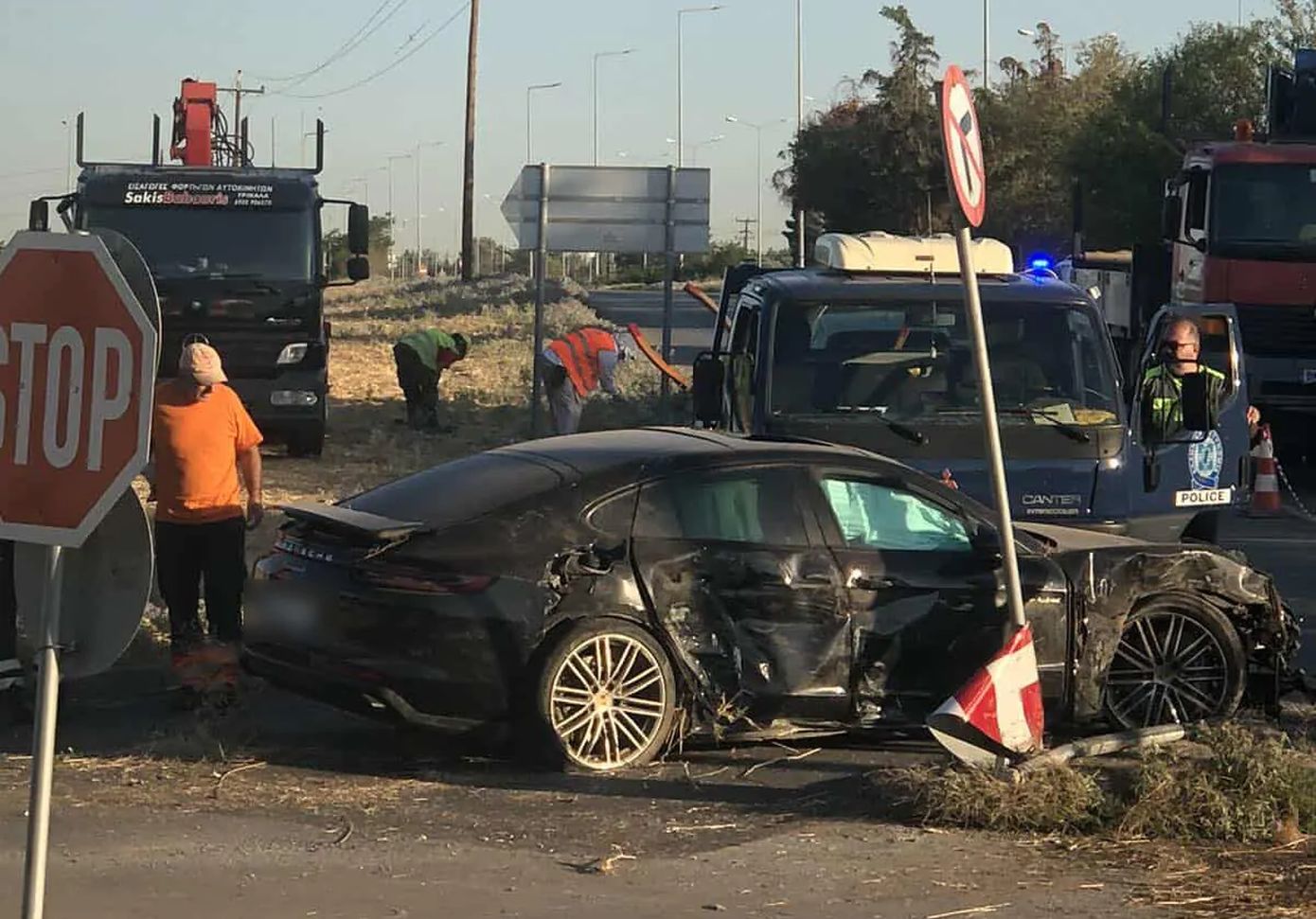 Οδηγός μαύρης Porsche έσπασε την ηλιοροφή και τράπηκε σε φυγή μετά από σοβαρό τροχαίο στη Θεσσαλονίκη