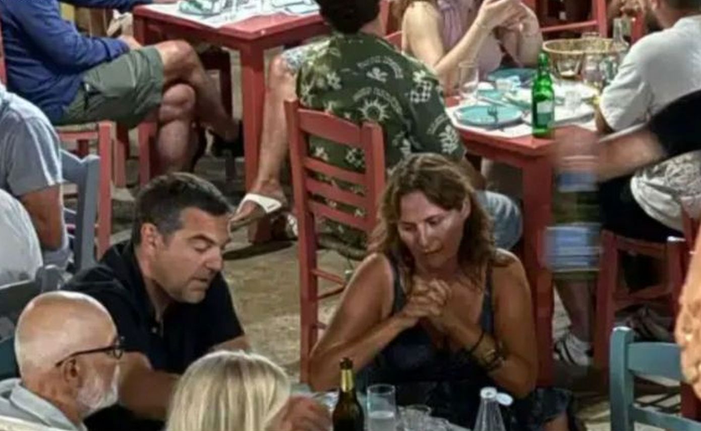 Ο Αλέξης Τσίπρας και η Μπέτυ Μπαζιάνα στην Αστυπάλαια &#8211; Η φωτογραφία από τις διακοπές τους