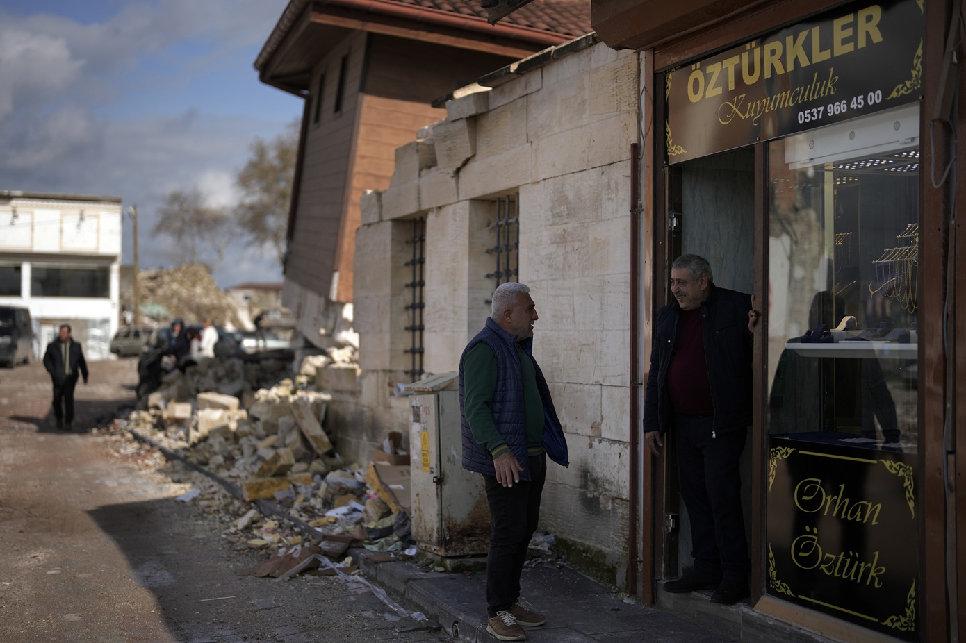Ισχυρός σεισμός στην Τουρκία: Ένας νεκρός και 29 τραυματίες &#8211; Eικόνες από τη διάσωση στα συντρίμμια