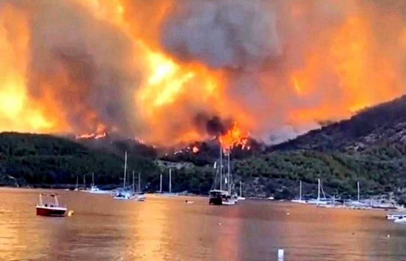 Τουρκία: Εξακολουθεί να μαίνεται η φωτιά στα Δαρδανέλια &#8211; Πάνω από 2.000 άνθρωποι έχουν απομακρυνθεί από τα σπίτια τους
